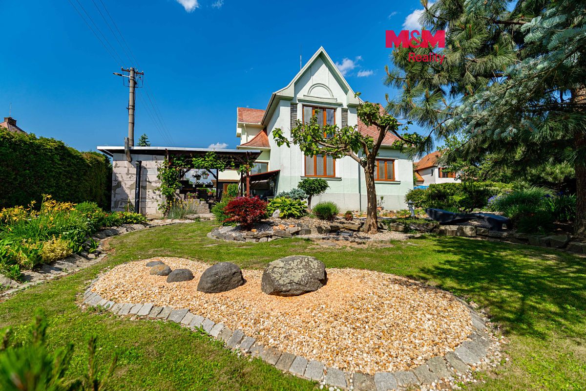 Prodej rodinného domu 224 m², pozemek 1077 m²